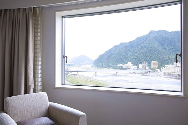 お部屋の大きな窓から金崋山・清流長良川を一望できます