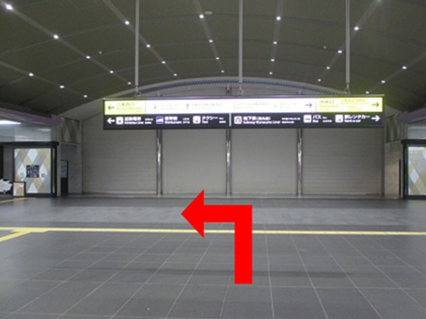 JR京都駅（西口）の改札を出て左にお進みください。