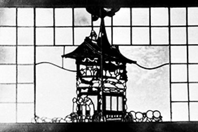 葵殿完成当時にはめ込まれた祇園祭の ステンドグラス