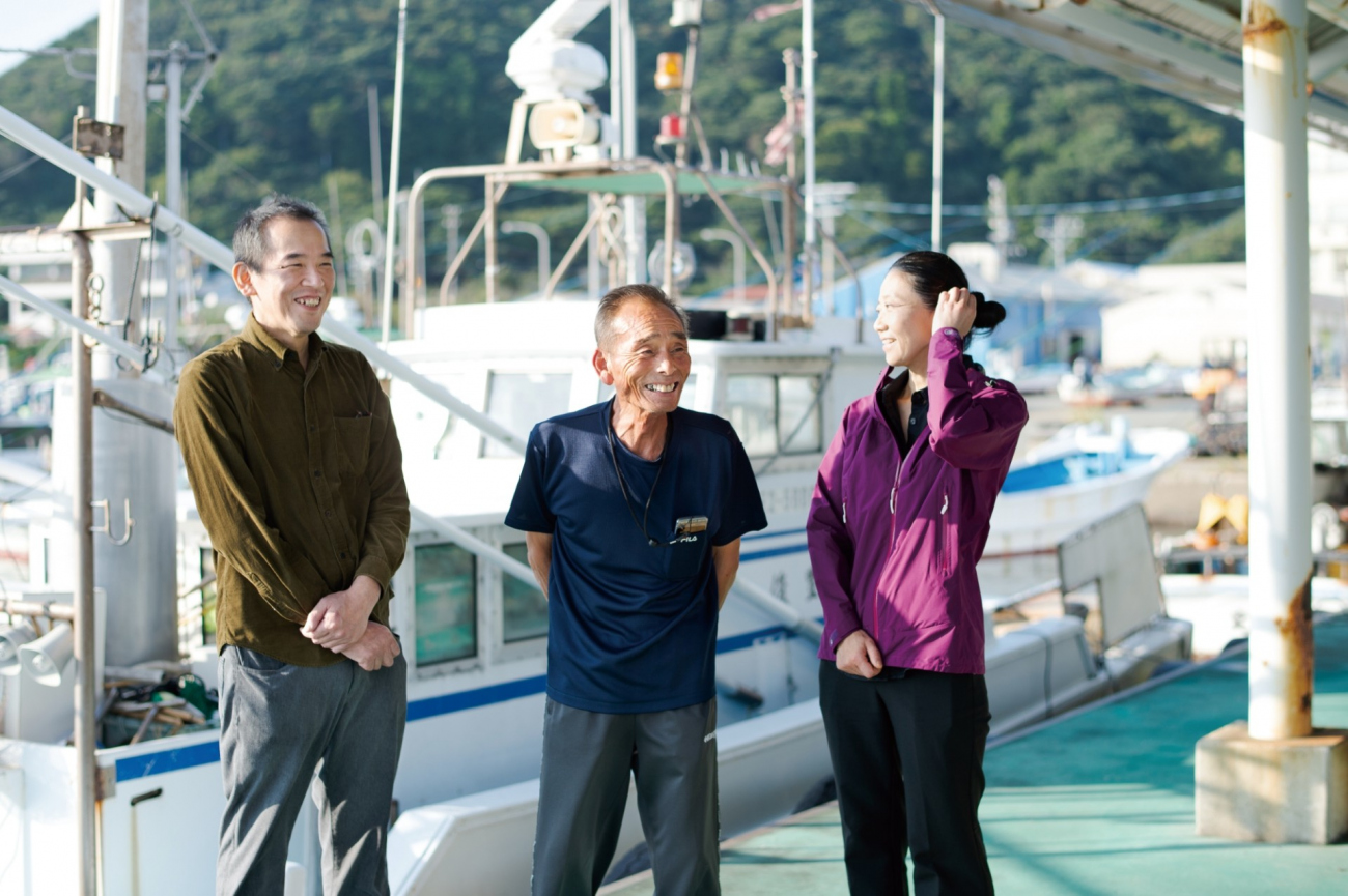 左から塚原和食総料理長、漁師の橋本さん、樋口総料理長