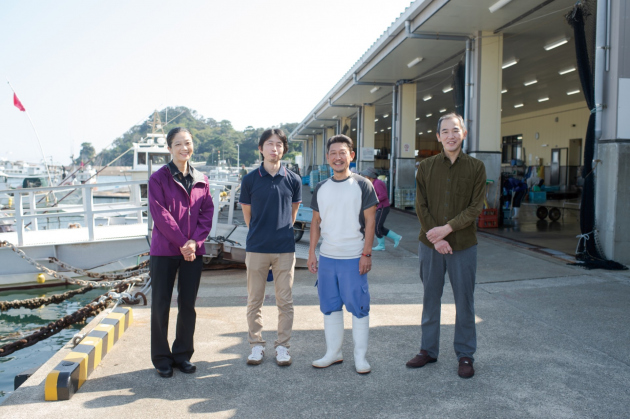 左から樋口総料理長、漁協の久保田さんと濱口さん、塚原和食総料理長