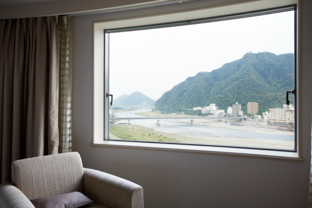 お部屋の大きな窓から金崋山・清流長良川を一望できます