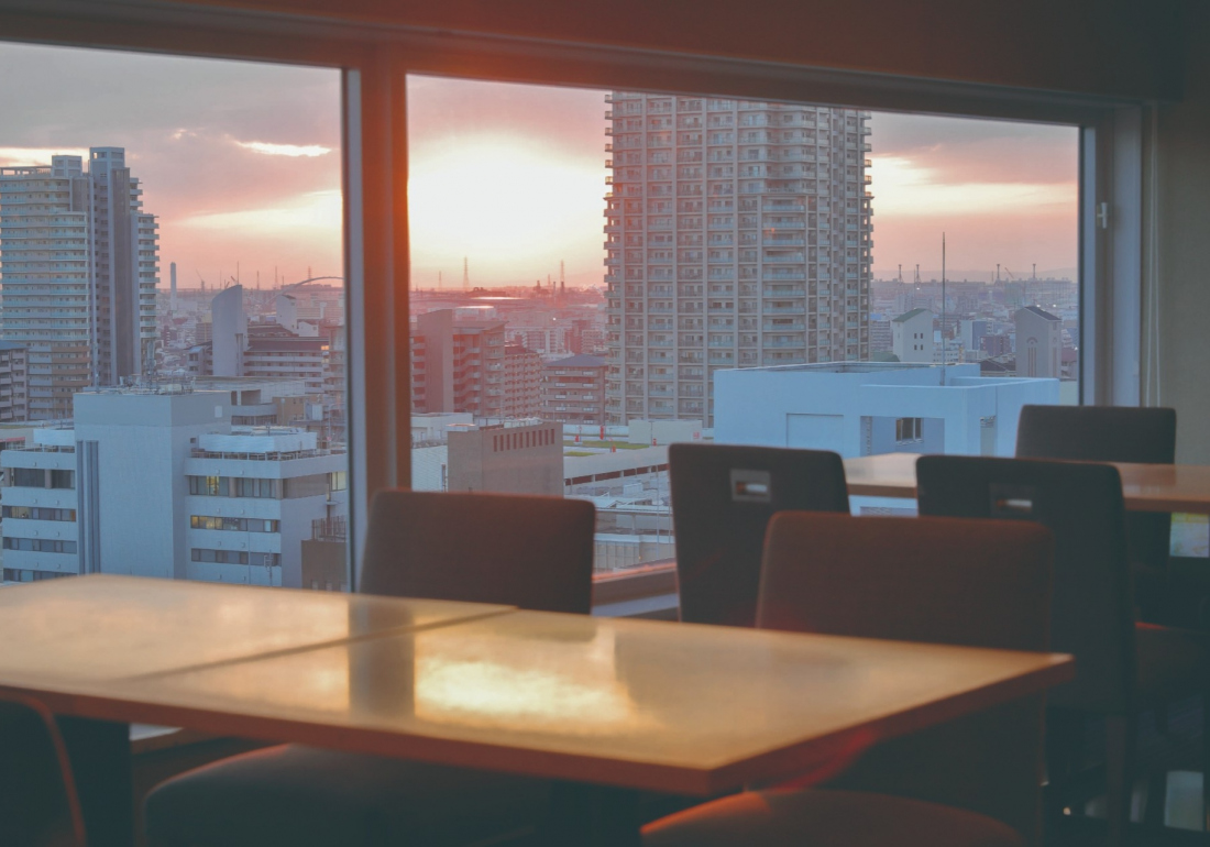 店内から夕陽