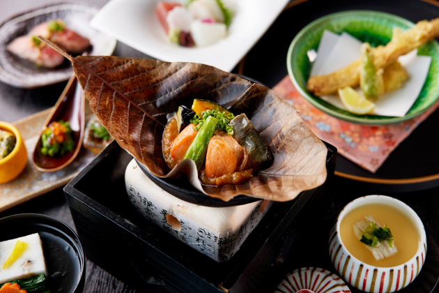 メイン料理：トラウトサーモンと鮎の朴葉味噌焼き