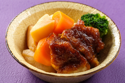 日本料理つのくに：鶏の鍬焼きと野菜盛り合わせの料理イメージ