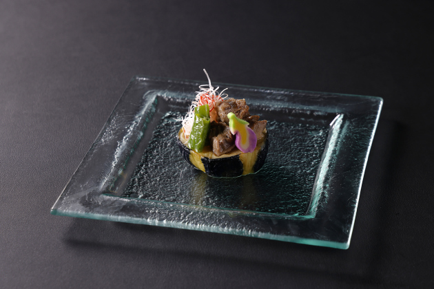 画像：ZK 鉄板焼「黒毛和牛と賀茂なすのすき煮」