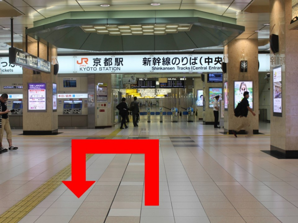 改札口横のエスカレーターで1階へ下りてください。