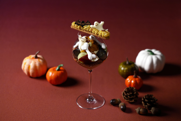 画像：「パフェ・ハロウィーン」ハロウィーンのお化けや骨をかたどったメレンゲと、かぼちゃやスイートポテトなど秋の味覚が詰まったパフェ