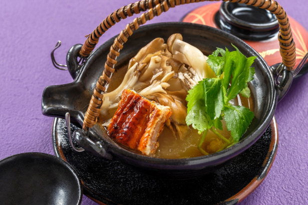 日本料理つのくに：鰻ときのこの土瓶蒸しの料理イメージ