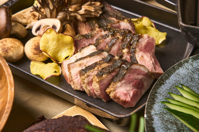 豚肉のオリーブ茶風味のロースト 茸ソース
