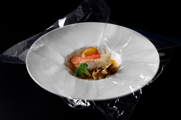 画像：ZK鉄板焼「金目鯛 北海道産帆立貝柱の軽い煮込み」