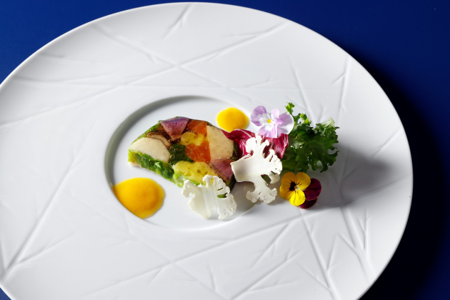 画像：ZK鉄板焼「ノルウェーサーモンとカリフラワーのプレッセ」