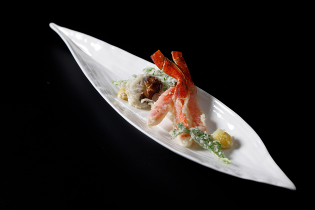 画像：ZK日本料理「ずわい蟹天婦羅 椎茸 菊菜 銀杏」