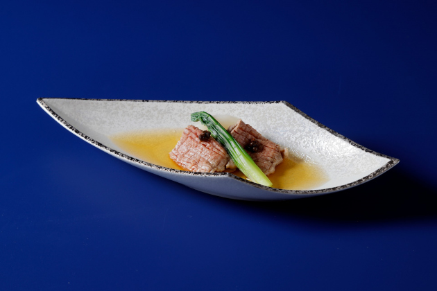 画像：ZK日本料理「黒毛和牛ロース 山椒風味 蕪 青梗菜」