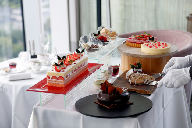 画像：BAR PLUSのクリスマ限定ディナーコースのデザートはワゴンで提供