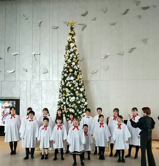 画像：クリスマスツリーの前で合唱をするあべのハルカス少年少女合唱団