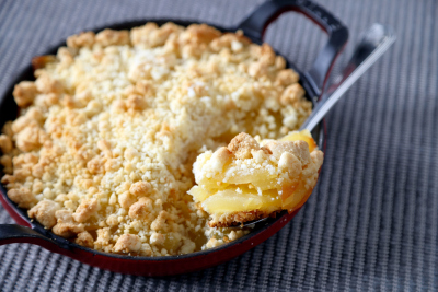 画像：COOKA「Oceans Festa～海の幸ブッフェ～」で提供する「ホットアップルクランブル」