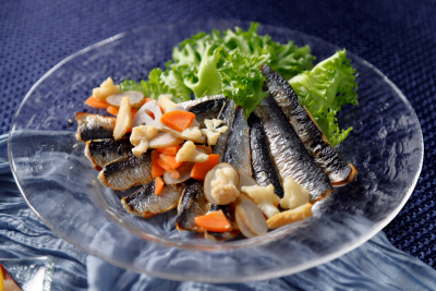 画像：COOKA「Oceans Festa～海の幸ブッフェ～」で提供する「鰯の炙り 根菜のグレッグ」
