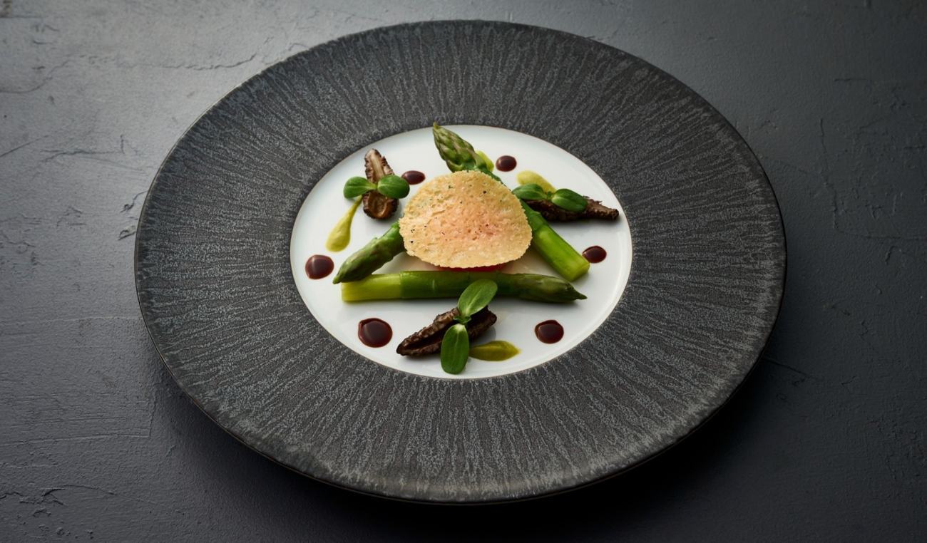 グリーンアスパラガス 卵黄のコンフィ パルメザンチュイル