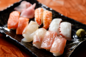定番メニュー：にぎり寿司（鮪・サーモン・鯛・海老・タコ）