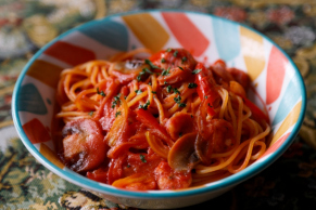 定番メニュー：パスタ（ナポリタン）