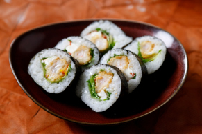 定番メニュー：MAKI（海老フライ・フリルレタス・パプリカ・クリームチーズ）