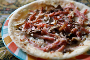 定番メニュー：ピッツァ（キノコとベーコンのクリームピザ）