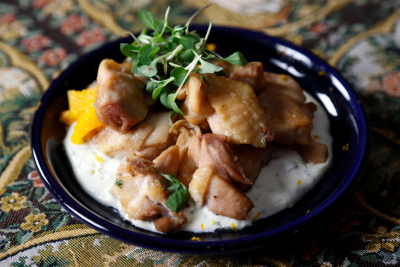 ビストログルメブッフェ：鶏肉のロースト 柑橘風味のサワークリームソース