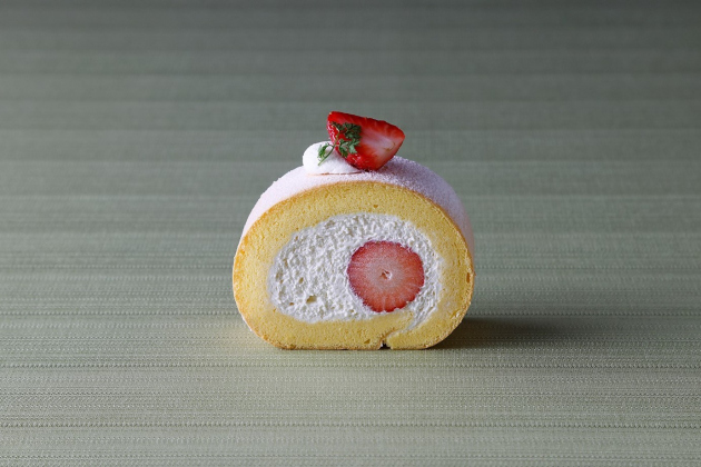 画像：M-Boutique「いちごと練乳のロールケーキ」