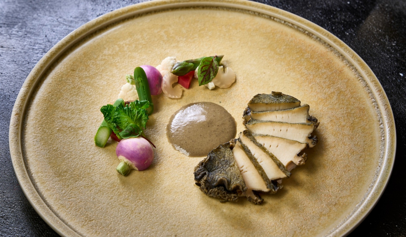 黒鮑のプランチャ　タップナードソース