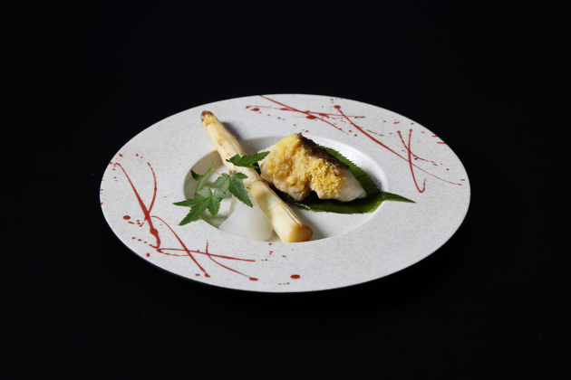 画像：ZK日本料理「桜鯛柚庵焼き 唐墨の香り ホワイトアスパラガス」