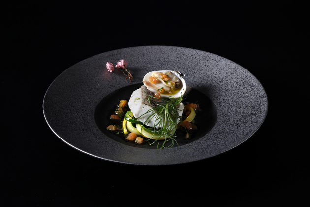 画像：ZK鉄板焼「桜鯛と蛤のナージュ仕立て」