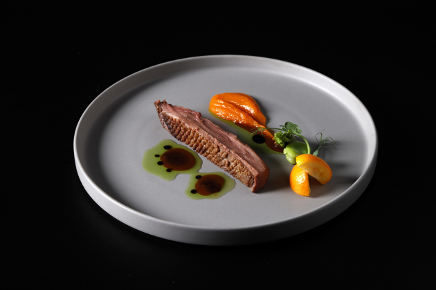 画像：ZK鉄板焼「河内鴨と金柑のビガラード」