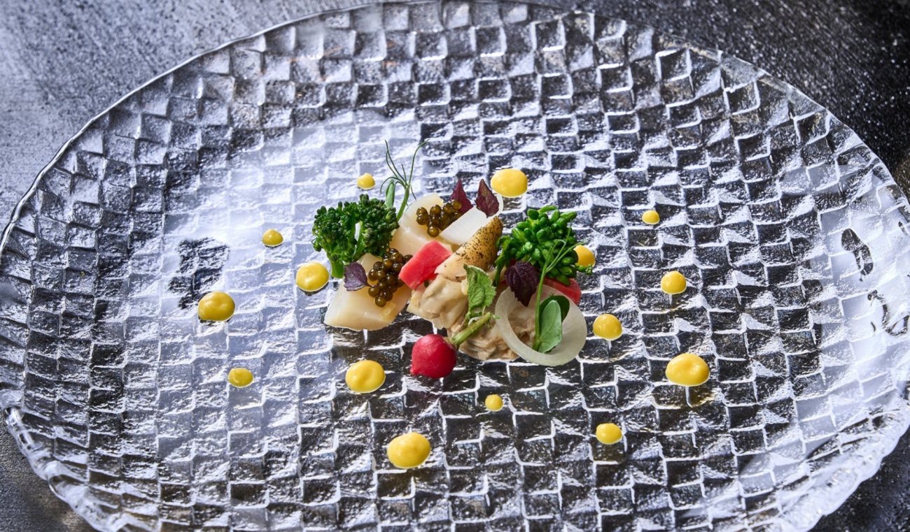 帆立貝、ツブ貝　サフランソース　キャビア添え