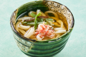 日本料理つのくに：桜海老と山菜のうどんの料理イメージ