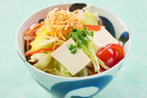日本料理つのくに：豆腐とパリじゃがの野菜サラダの料理イメージ