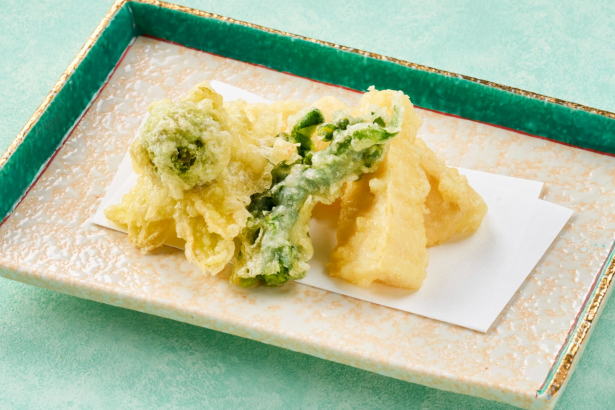 日本料理つのくに：タラの芽、筍の天ぷらの料理イメージ