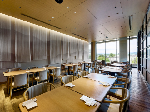 ALL DAY DINING 洛空　店内