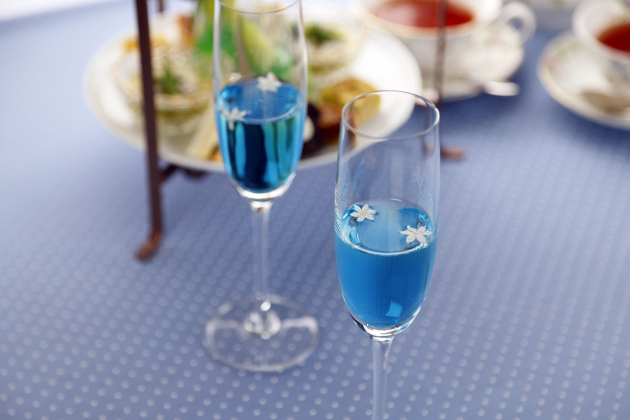 画像：マリークワントとのコラボレーションアフタヌーンティー"Sky Bloom Afternoon Tea"水色のウェルカムドリンク