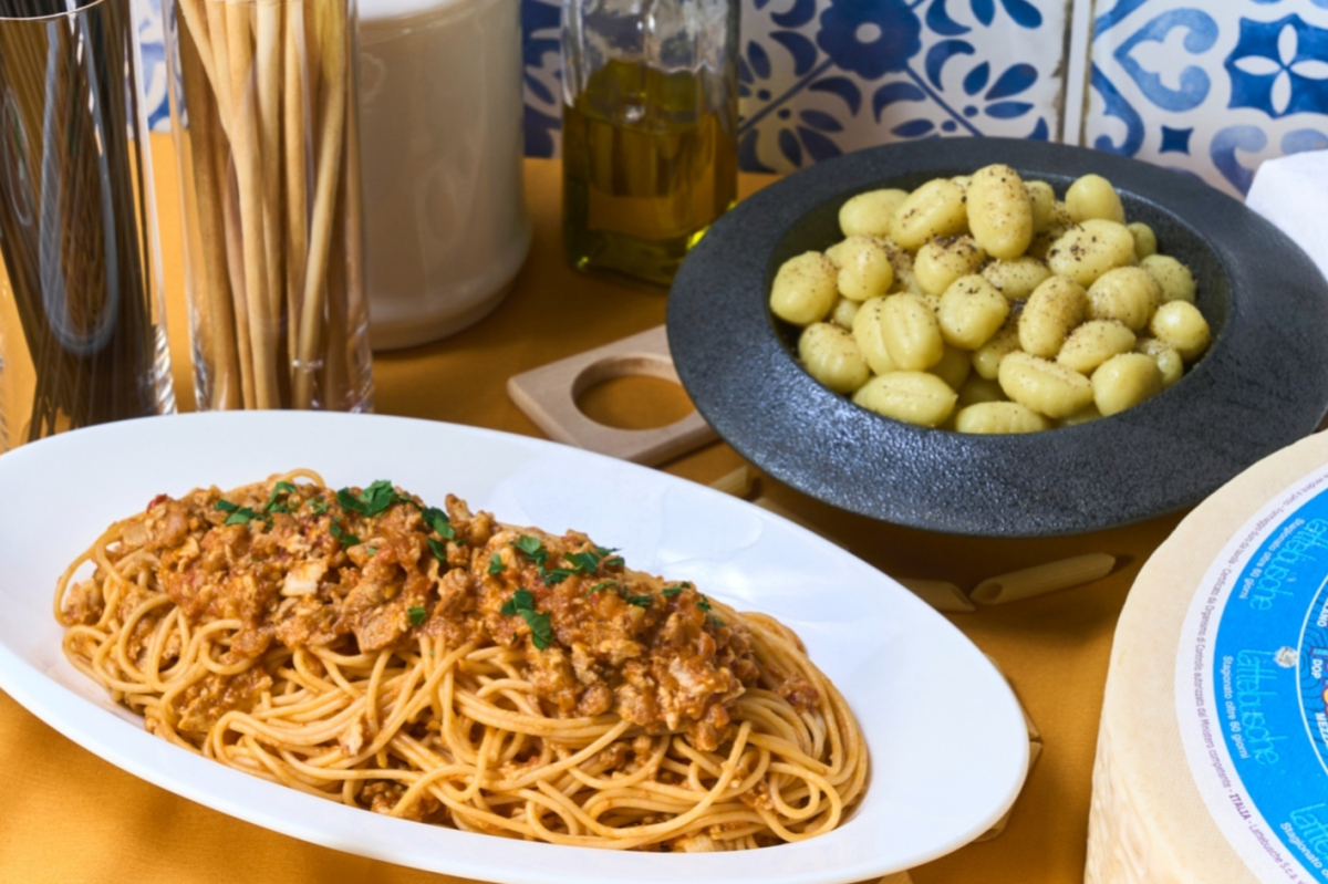 ピアーヴェで仕上げたニョッキ黒胡椒とオリーブオイル の香り スパゲッティーニ ラグー・ディ・マイアーレ