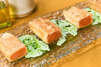 サーモンのパートフィロ包み　ヨーグルトソースとパセリオイル