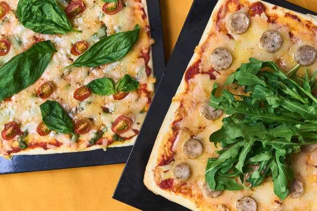 ピッツァ・マルゲリータとピッツァ・サルシッチャとセルバチコ