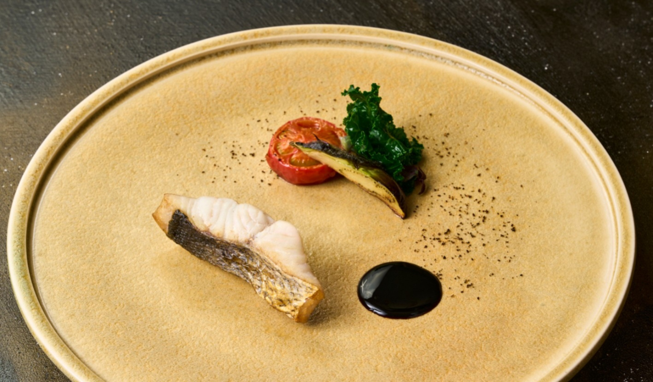 すずきのポワレ　フルーツトマト　 オリーブとシェリービネガーのソース