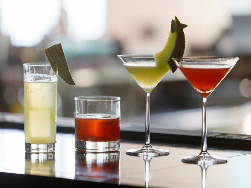 画像：BAR PLUSで提供する「季節のフルーツカクテル～メロン・チェリー～」