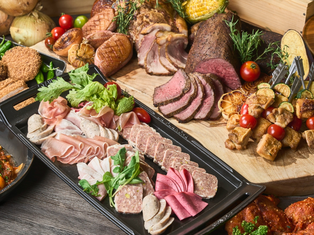 食欲をそそる世界の肉料理が勢ぞろい。洛空シェフの手で夏のパワーメニューに