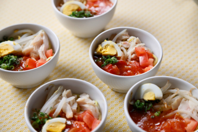 画像：サマーグルメフェスティバル2026のトマト麻辣冷麺
