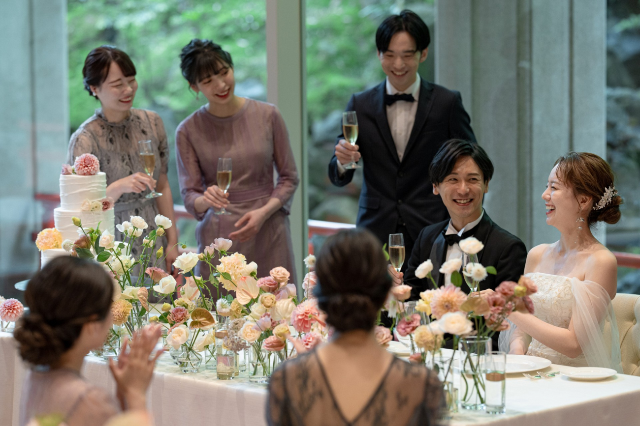 自然を感じる背景とお料理でのおもてなしがゲストとの和やかな時間を演出