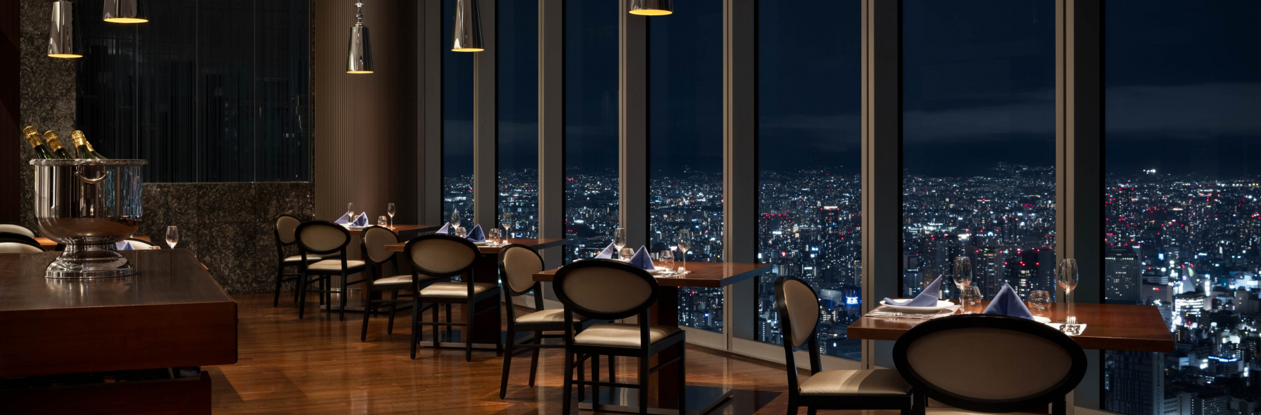 画像：レストラン「ZK」(ジーケー)店内　テーブル席と大開口の窓から望む夜景