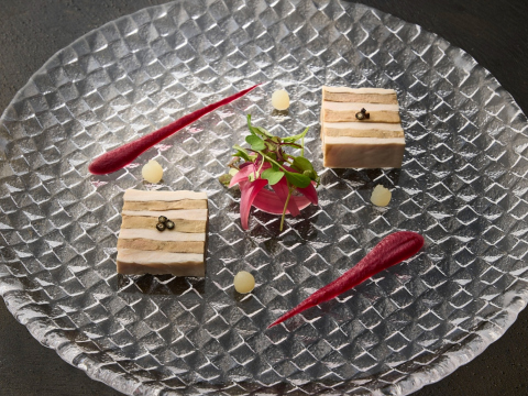 鶏肉のテリーヌ　赤玉ねぎのピクルス