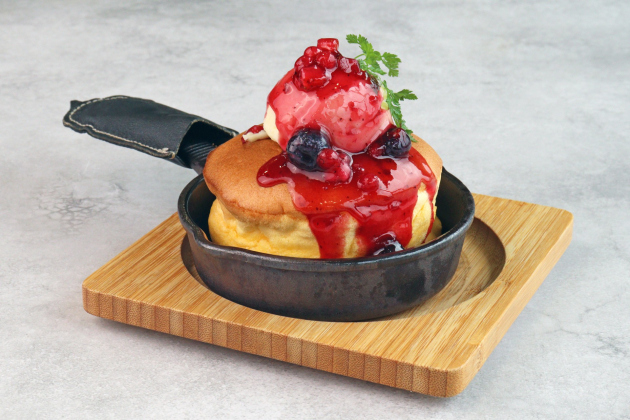 2層のスフレパンケーキ　ベリーソース